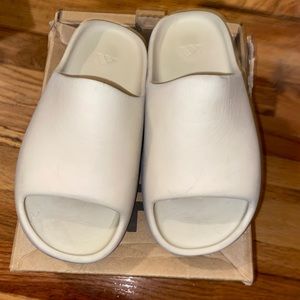 Yeezy Slides Bone Size 2 (Kids)